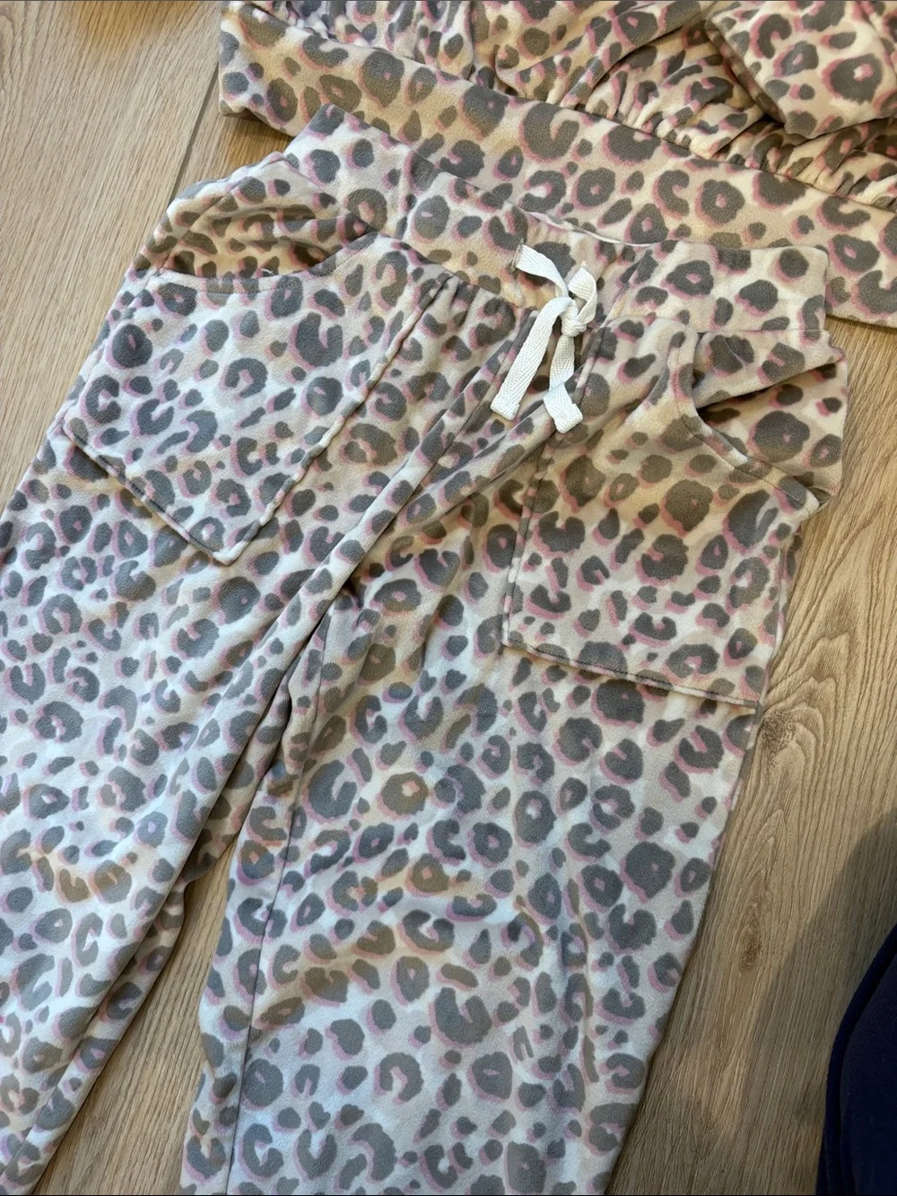 Girls' Pink Leopard Set - Cozy Long Sleeve Top & Jogger Pants